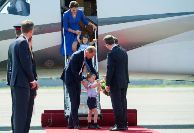 Prince William, the Duke of Cambridge, his wife Catherine, The Duchess of Cambridge, Prince George and Princess Charlotte arrive at Tegel airport in Berlin, Germany, July 19, 2017. REUTERS/Steffi Loos/POOL