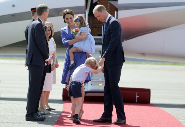 Prince William, the Duke of Cambridge, his wife Catherine, The Duchess of Cambridge, Prince George and Princess Charlotte arrive at Tegel airport in Berlin, Germany, July 19, 2017. REUTERS/Kay Nietfeld/POOL