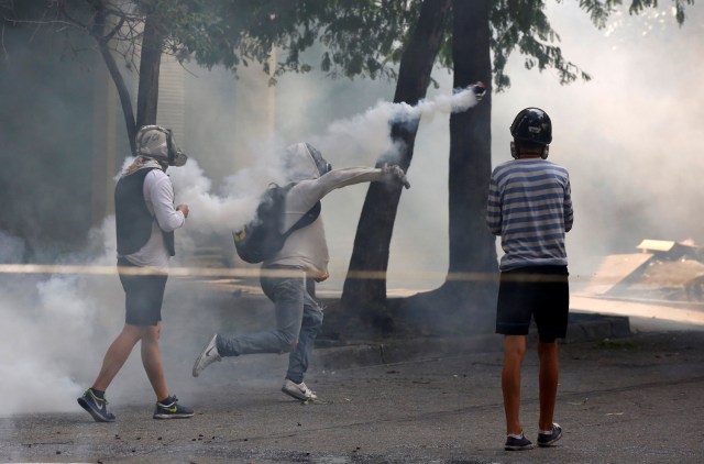 Los manifestantes chocan con las fuerzas de seguridad antidisturbios mientras participan en una huelga convocada para protestar contra el gobierno del presidente venezolano, Nicolás Maduro, en Caracas, Venezuela, 20 de julio de 2017. REUTERS / Carlos Garcia Rawlins