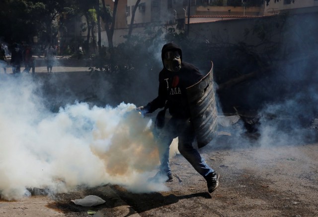 Los manifestantes chocan con las fuerzas de seguridad antidisturbios mientras participan en una huelga convocada para protestar contra el gobierno del presidente venezolano, Nicolás Maduro, en Caracas, Venezuela, 20 de julio de 2017. REUTERS / Carlos Garcia Rawlins