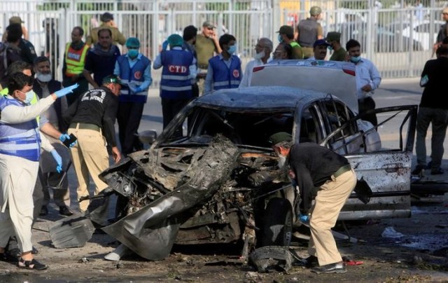 Un policía recolectando evidencias en la zona de un ataque suicida con bomba en Lahore, Pakistán, jul 24, 2017. REUTERS/Mohsin Raza