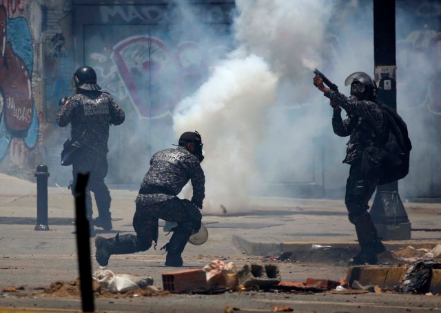 Los miembros de las fuerzas de seguridad disparan latas de gas lacrimógeno después de que estallaron los enfrentamientos mientras se llevaba a cabo la elección de la Asamblea Constituyente en Caracas, Venezuela, el 30 de julio de 2017. REUTERS/Carlos Garcia Rawlins