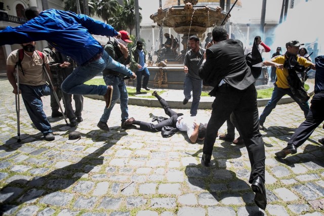 CAR26 - CARACAS (VENEZUELA), 05/07/2017 - El diputado Armando Armas (c) es golpeado por manifestantes en el piso en la Asamblea Nacional hoy, miércoles 5 de julio de 2017, en Caracas (Venezuela). Un grupo de simpatizantes del Gobierno venezolano irrumpió hoy por la fuerza en la Asamblea Nacional (AN, Parlamento), de mayoría opositora, y causaron heridas a algunos diputados que se encontraban en el recinto para una sesión en conmemoración del Día de la Independencia en el país. EFE/MIGUEL GUTIÉRREZ