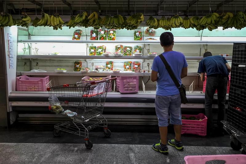 Venezolanos hacen acopio de alimentos y gasolina ante gran paro contra Maduro