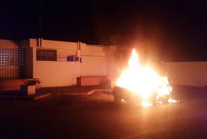 Colectivos paramilitares queman autobús de liceo en Lara (foto + video)
