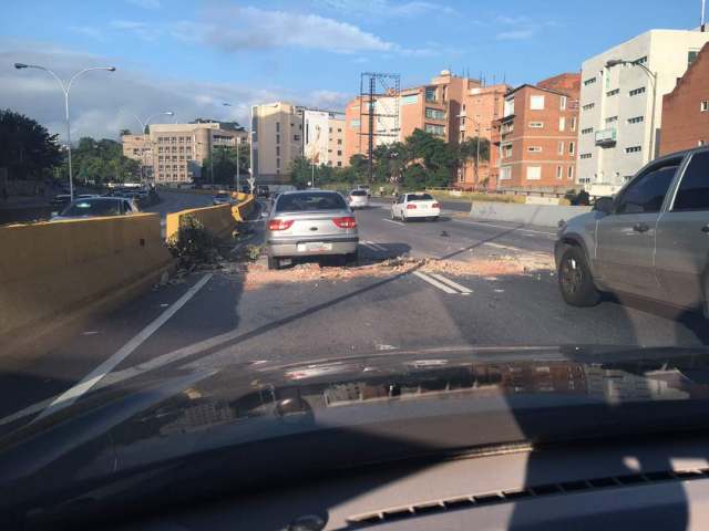 Autopista Prados del Este / Foro @verocarballo7