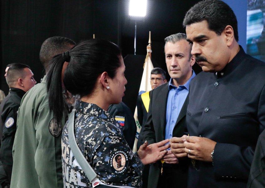 ¡Chiste del día! Maduro condecora, asciende y le sube el sueldo a los represores de la PNB (+video)