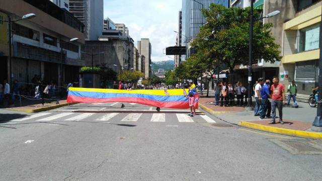 Avenida San Ignacio de Loyola entre calle Sucre y Páez