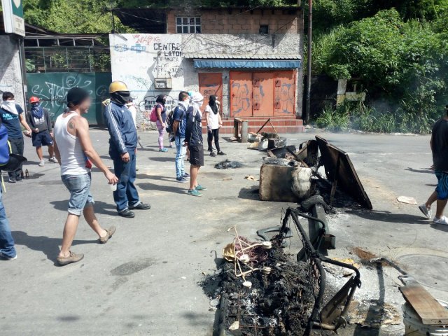  Palo Verde y Petare siguen en la calle: GNB reprimió "un ratico" y se fue Foto: @caro_carvallo 