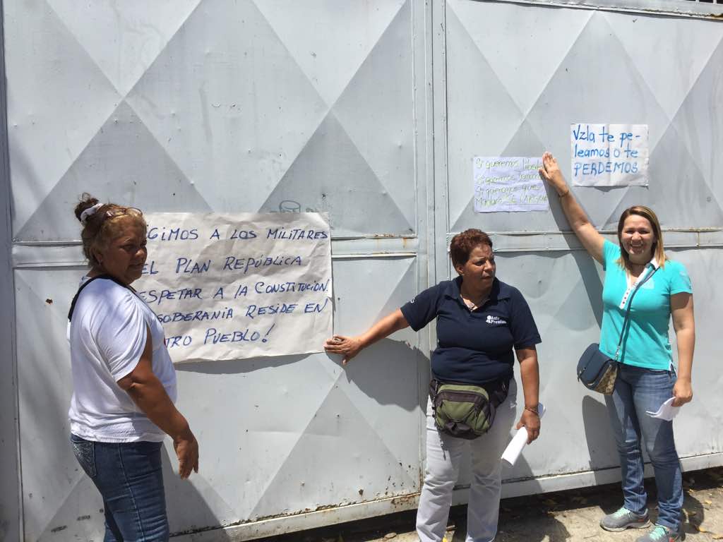 Fraude Constituyente motivó a varguenses a pegar carteles en centros de votación #24Jul