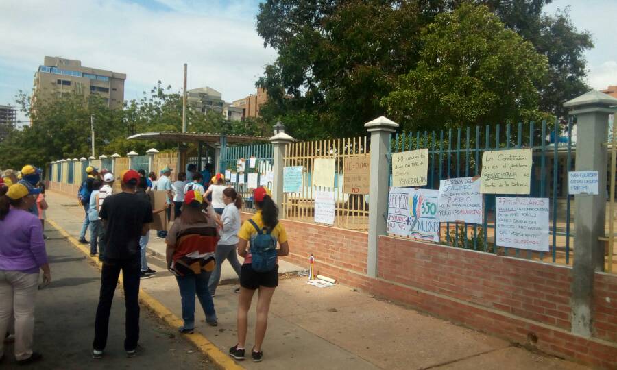 Así empapelaron la fachada de un centro electoral en Maracaibo #24Jul