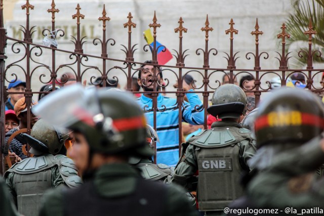 El asalto a la AN en imágenes. Foto: Régulo Gómez / LaPatilla.com