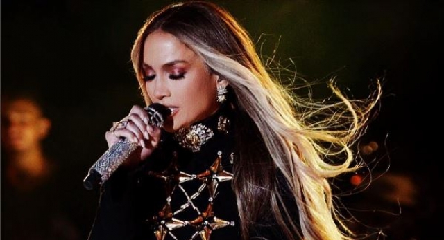 Jennifer Lopez dejó ver sus ‘sorpresas’ en unos leggins de plástico
