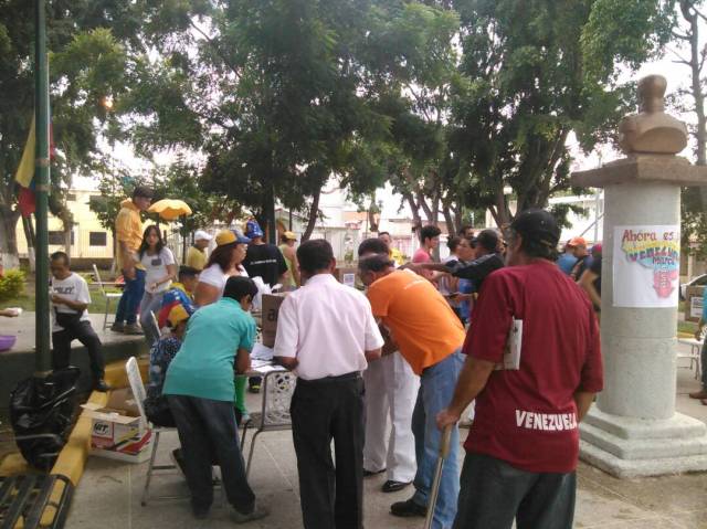 En Aragua Punto Soberano Plaza Fco de Miranda, en Municipio Linares Alcantara   ACTIVADAS 10 mesas    via @Roselba_Hj Roselba Diaz