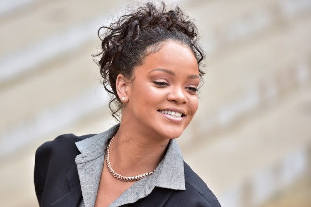 Barbadian musician and Global Ambassador for the Global Partnership for Education Rihanna smiles as she leaves the Elysee Palace in Paris on July 26, 2017 after a meeting with the French president.  Rihanna is the founder of the Clara Lionel Foundation campaigning for education rights in impoverished communities worldwide. / AFP PHOTO / CHRISTOPHE ARCHAMBAULT