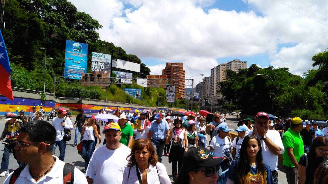 Inicia movilización desde el distribuidor Santa Fe hacia el TSJ #6Jul