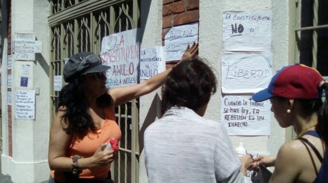 Pancartazo en el colegio La Consolación, en Las Palmas, Caracas // Foto @unidadvenezuela