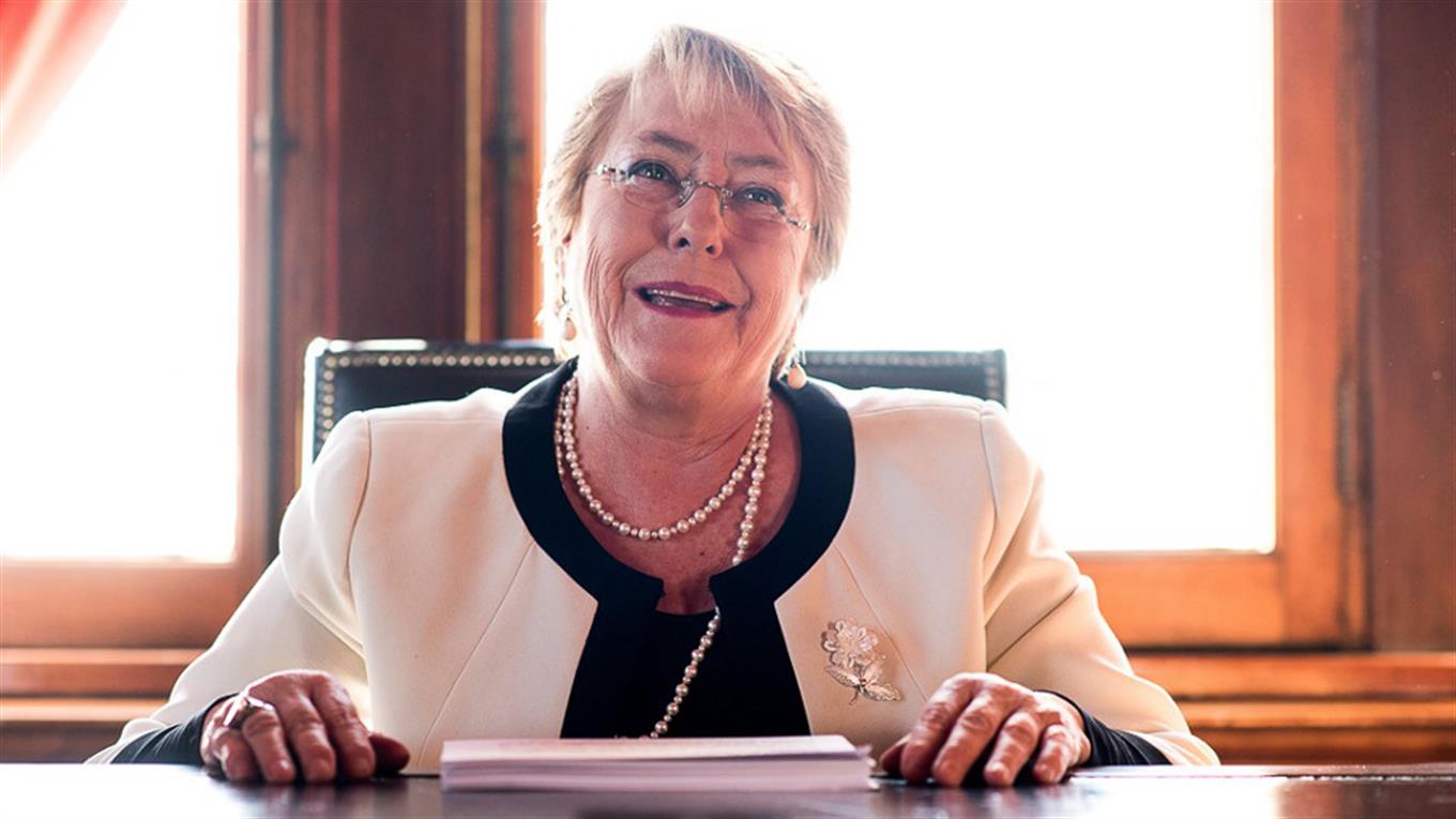 Bachelet defiende legado ante empresarios a un mes de las elecciones en Chile