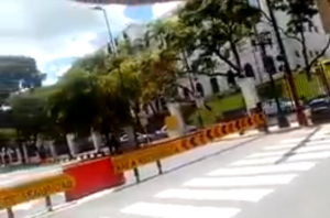 Cierran el paso en la avenida Urdaneta a la altura de Miraflores #18Jul  (video)