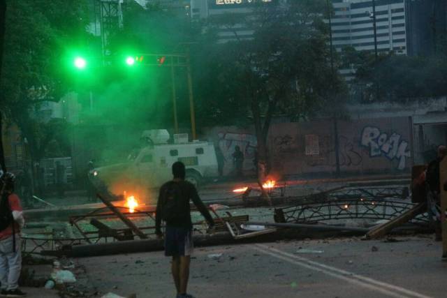 La resistencia se mantuvo en Chacao hasta el ocaso. Foto: Will Jiménez / LaPatilla.com