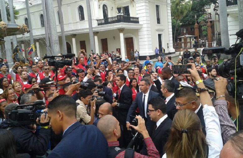 En Video: Así salió Tareck El Aissami de la AN #5Jul