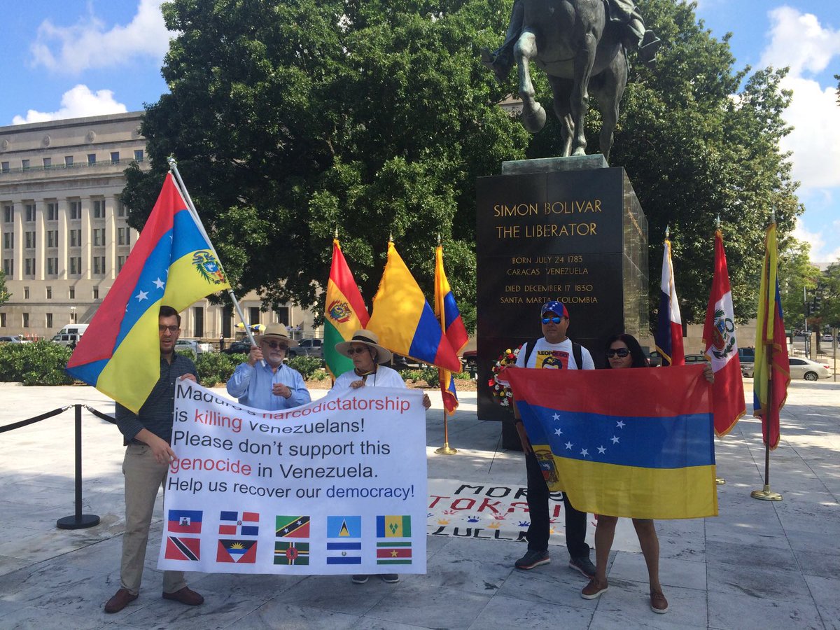 Venezolanos rechazan la Constituyente ante estatua de Bolívar en Washington  (foto + Video)