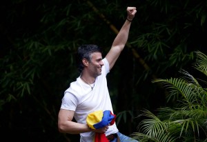 Leopoldo López sigue siendo torturado pese a estar en casa, denuncia su padre