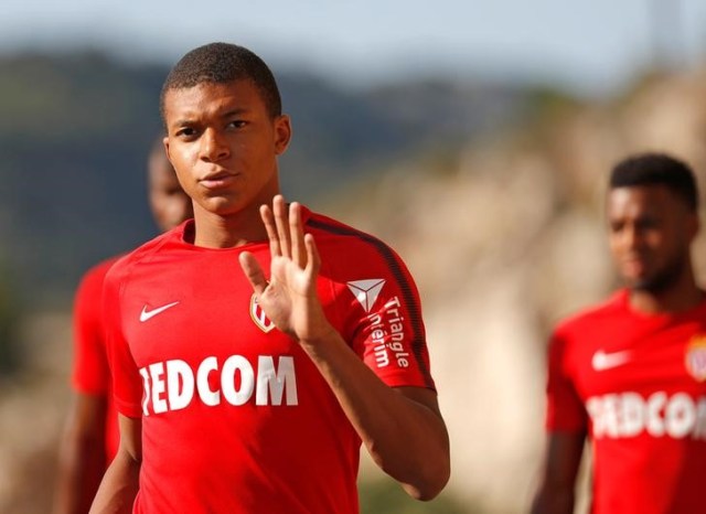 Imagen de archivo. Mbappe en un entrenamiento con el Mónaco en La Turbie el 31 de julio de 2017. REUTERS/Eric Gaillard/Files