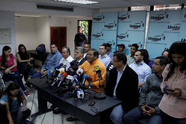 Andres Velasquez (C), Venezuelan politician and member of the Venezuelan coalition of opposition parties (MUD), speaks during a news conference in Caracas, Venezuela, August 9, 2017. REUTERS/Marco Bello