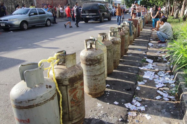 People queue as they try to buy gas cylinders in Puerto Ordaz, Venezuela August 8, 2017. Picture taken August 8, 2017. REUTERS/William Urdaneta
