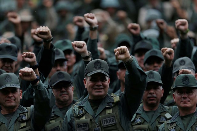 Venezuela's Defense Minister Vladimir Padrino Lopez (C) gestures as he poses for a group picture after a news conference in Caracas, Venezuela August 14, 2017. REUTERS/Andres Martinez Casares