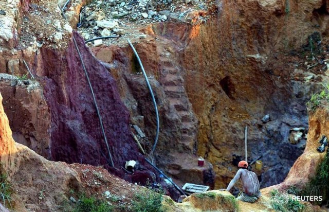 Imagen de archivo de una mina de oro cerca del yacimiento de Las Cristinas de la minera canadiense Crystallex en el sur del Estado Bolívar, Venezuela. 29 septiembre 2005. REUTERS/ Howard Yanes