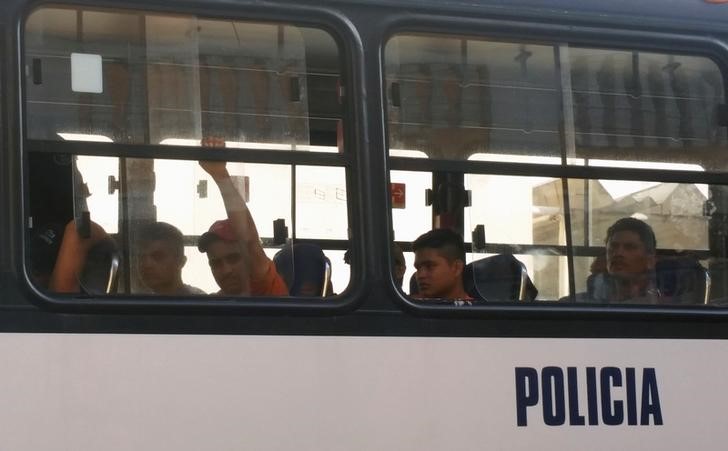 Autoridades mexicanas encuentran 115 migrantes centroamericanos escondidos en un camión