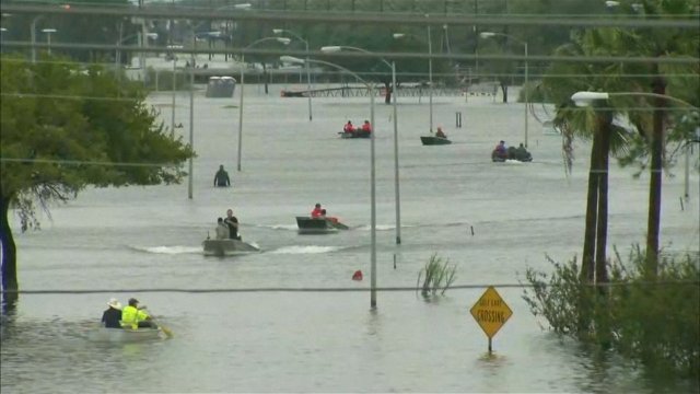 Botes de rescate navegan a través de la inundación que dejó la tormenta Harvey.  REUTERS/Greg Savoy