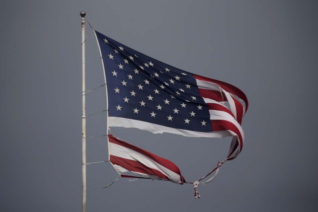 Una bandera dañada tras el paso del huracán Harvey por Conroe, EEUU, ago 29, 2017. REUTERS/Carlo Allegri