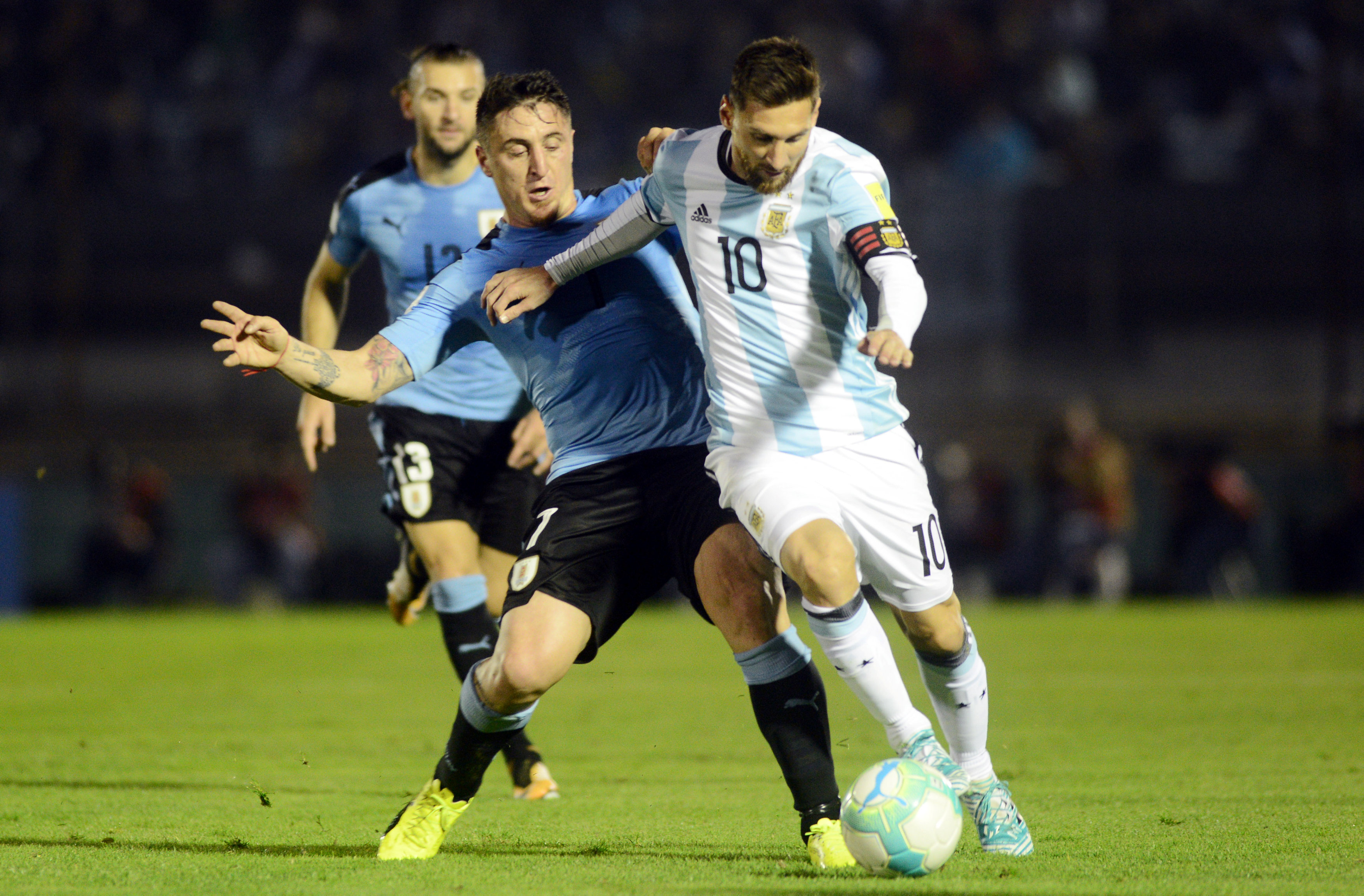 Uruguay y Argentina igualan en el clásico del Río de la Plata por las eliminatorias