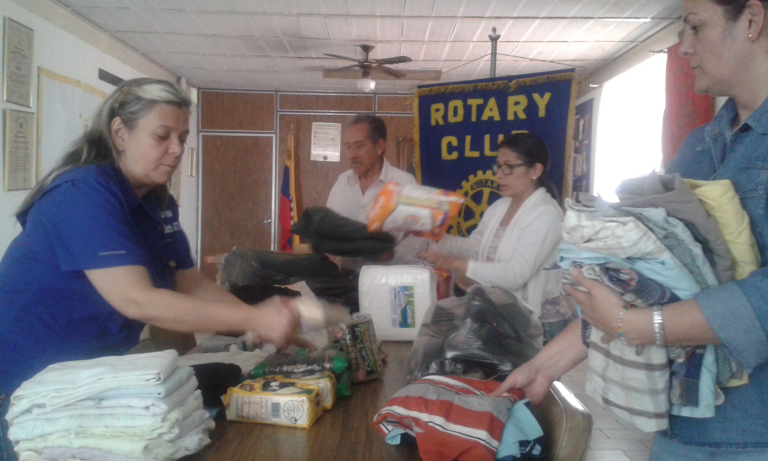 Rotary Los Teques inició programa Canas de Amor con donación de alimentos, ropa y pañales