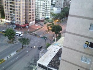 Trancada la avenida Rómulo Gallegos #7Ago (Foto)