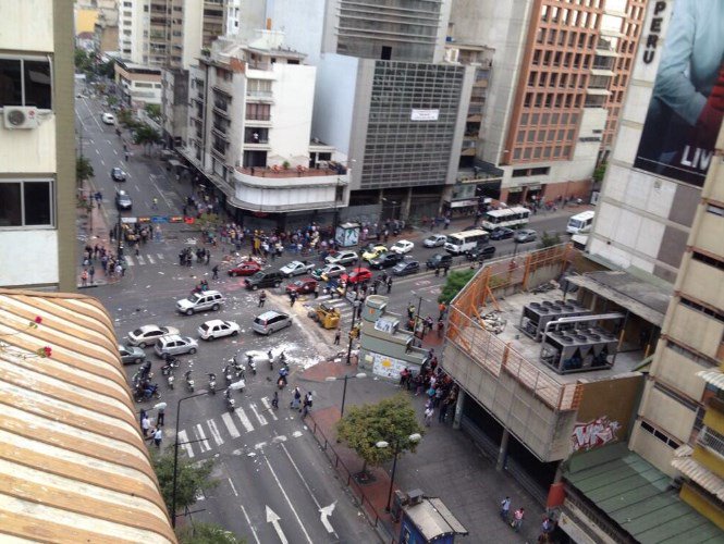 In-efectivos de la “gloriosa” GNB lanza gases lacrimógenos a manifestantes en Chacao #7Ago