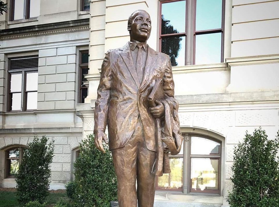 Develan estatua de Martin Luther King Jr. en el capitolio de Georgia