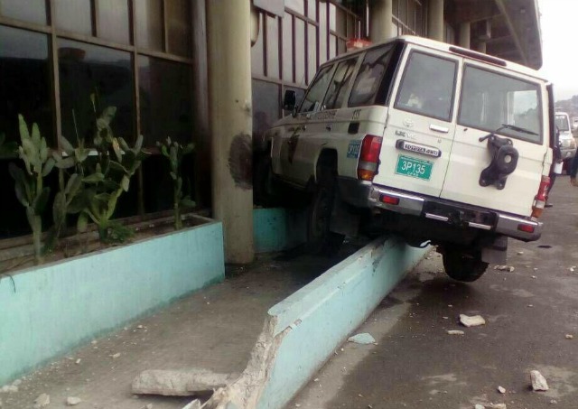 ¡Locademia de policía! PNB se quedó dormido y chocó patrulla contra El Helicoide (foto)