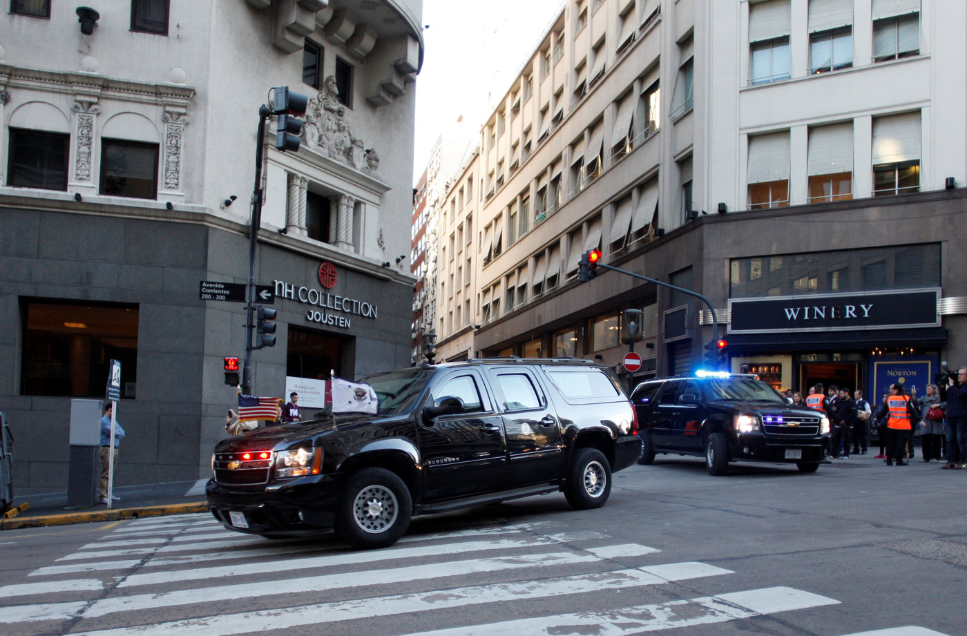 Relevan a equipo de seguridad de Pence por llevar mujeres al hotel durante gira en Latinoamérica