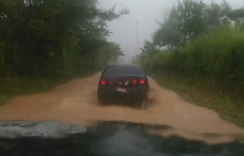 Fuertes lluvias colapsan vía Caucagua – Río Chico #14Ago (Foto)