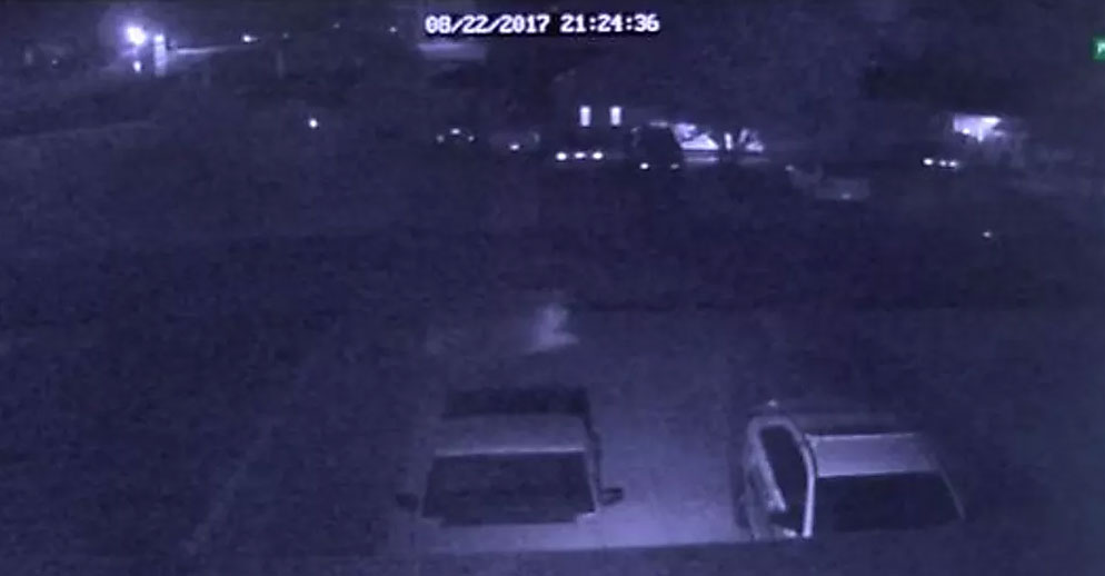 Estaban cenando y un fantasma pasó frente a su casa (video)