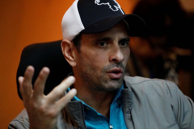 Venezuelan opposition leader and Governor of Miranda state Henrique Capriles speaks during a meeting with foreign correspondents in Caracas, Venezuela, August 30, 2017. REUTERS/Andres Martinez Casares