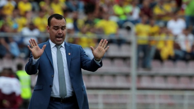 Soccer Football - 2018 World Cup Qualifiers - Venezuela vs Colombia - San Cristobal, Venezuela - August 31, 2017. Venezuela's coach Rafael Dudamel gestures during the match. REUTERS/Marco Bello