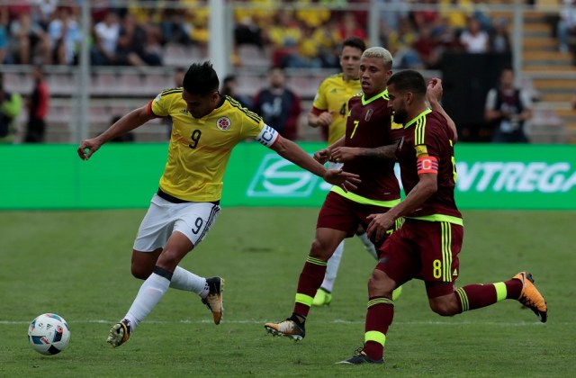 Foto del jueves del delantero de Colombia Radamel Falcao García (I) en acción ante los venezolanos Darwin Machis (7) y Tomás Rincón. Ago 31, 2017. REUTERS/Marco Bello