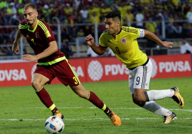 Soccer Football - 2018 World Cup Qualifiers - Venezuela v Colombia - Pueblo Nuevo stadium, San Cristobal, Venezuela - August 31, 2017. Colombia's Falcao Garcia (R) and Venezuela's Mikel Villanueva in action. REUTERS/Marco Bello