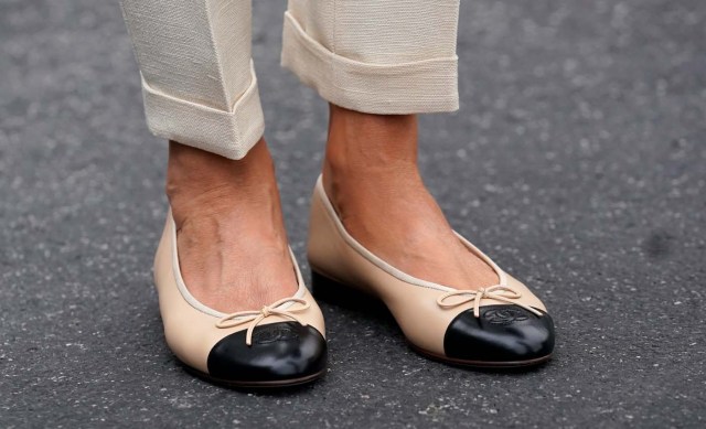 U.S. First Lady Melania Trump stands beside U.S. President Donald Trump as they depart the White House in Washington on their way to view storm damage in Florida, U.S., September 14, 2017. REUTERS/Kevin Lamarque