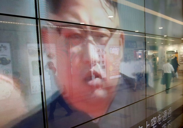 Una pantalla de televisión que informa sobre el líder de Corea del Norte, Kim Jong Un, y el lanzamiento de misiles, en Tokio, Japón, el 15 de septiembre de 2017. REUTERS/Issei Kato